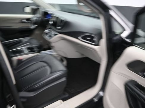 Used 2023 Chrysler Pacifica Touring-L FWD image 9