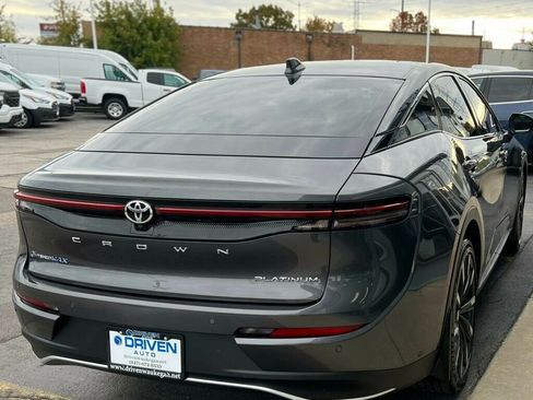 Used 2024 Toyota Crown Platinum image 5
