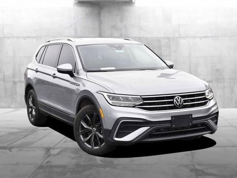 Used 2024 Volkswagen Tiguan SE AWD/4WD image 2