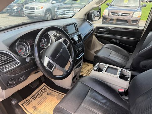Used 2014 Chrysler Town & Country Touring-L w/ Driver Convenience Group FWD image 12