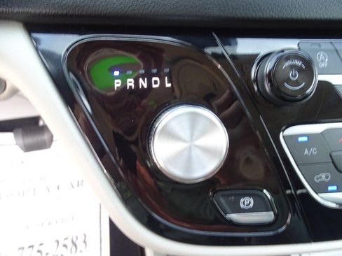 Used 2024 Chrysler Pacifica Touring-L FWD image 32