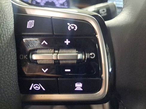 Used 2023 Kia Carnival EX image 26