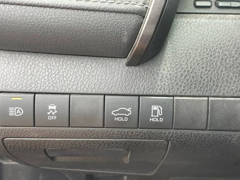 Used 2020 Toyota Camry SE w/ Convenience Package FWD image 7