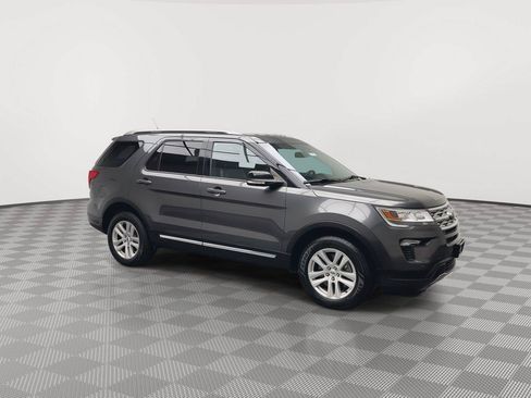 Used 2018 Ford Explorer XLT w/ Equipment Group 202A AWD/4WD image 43
