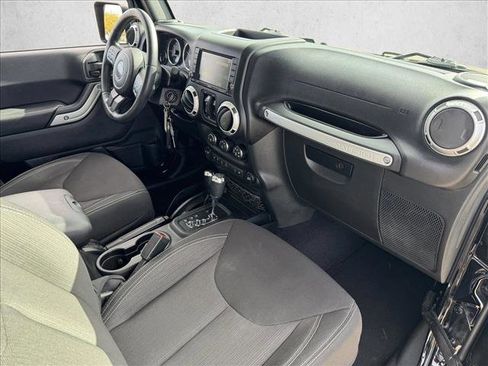 Used 2015 Jeep Wrangler Unlimited Rubicon w/ Connectivity Group image 15