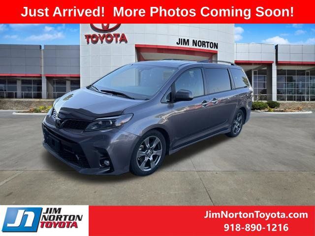 Used 2020 Toyota Sienna SE w/ SE Preferred Package FWD image 2