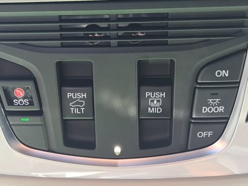 Used 2025 Acura MDX SH-AWD image 25