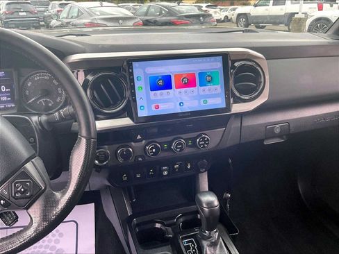 Used 2018 Toyota Tacoma TRD Off-Road w/ Technology Package AWD/4WD image 9