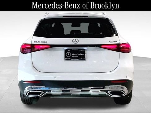 Used 2025 Mercedes-Benz GLC 300 4MATIC image 4