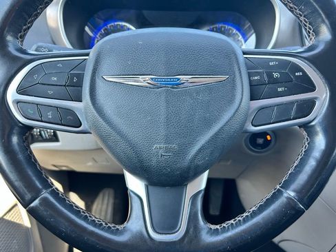 Used 2020 Chrysler Pacifica Touring-L FWD image 24