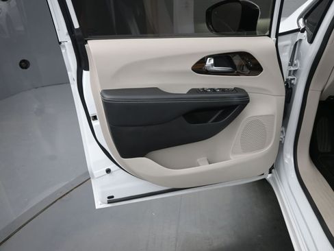 Used 2023 Chrysler Pacifica Limited AWD/4WD image 12