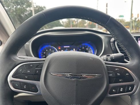 Used 2022 Chrysler Pacifica Touring-L w/ Uconnect Theater Family Group image 9