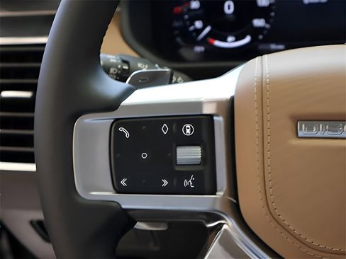 Used 2025 Land Rover Discovery Metropolitan Edition image 64