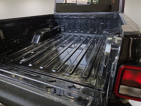 Used 2023 Jeep Gladiator Sport AWD/4WD image 13