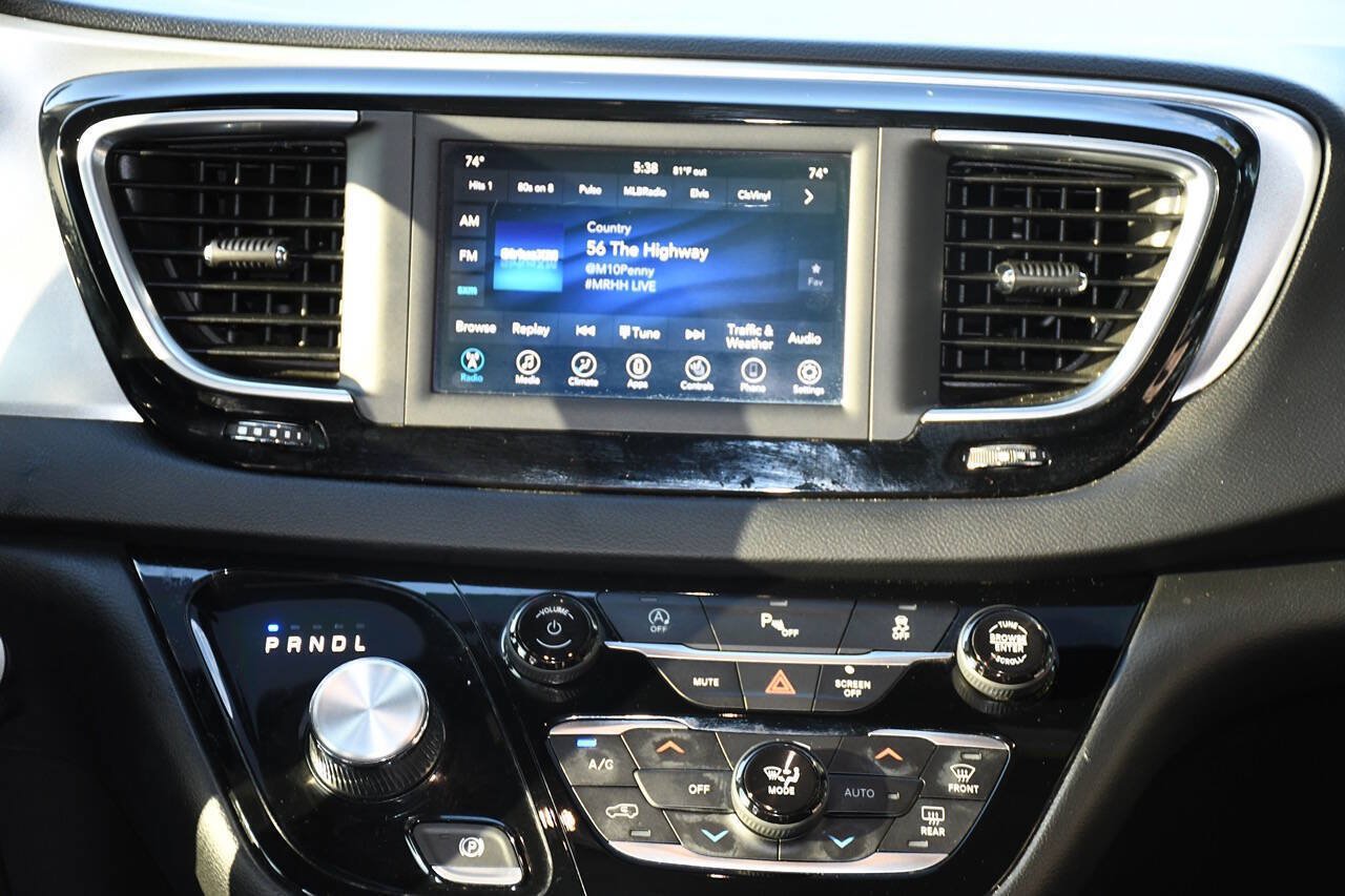 Used 2020 Chrysler Pacifica Touring-L w/ S Appearance Package FWD image 30