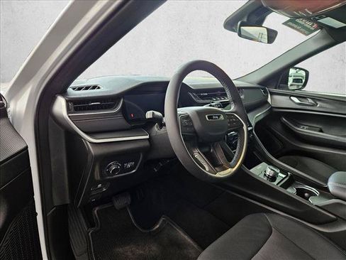 Used 2025 Jeep Grand Cherokee Laredo X RWD image 7