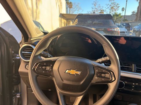 Used 2025 Chevrolet Trax LT image 34