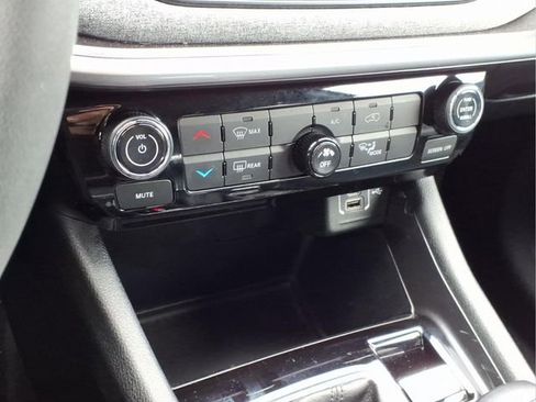 Used 2023 Jeep Compass Latitude image 20