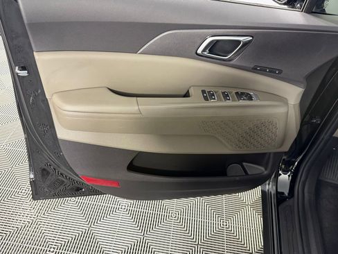 Used 2025 Kia Carnival EX image 27