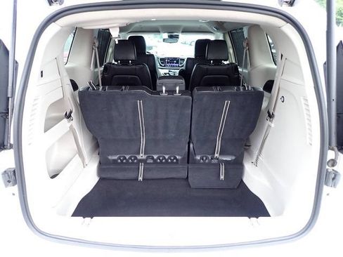Used 2023 Chrysler Pacifica Touring-L FWD image 7