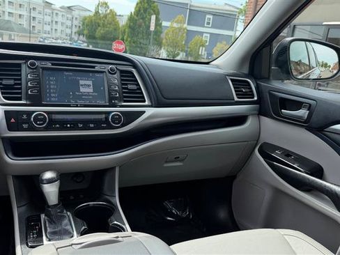 Used 2015 Toyota Highlander XLE AWD/4WD image 29
