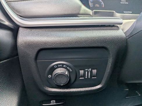 Used 2024 Jeep Grand Cherokee Altitude AWD/4WD image 15