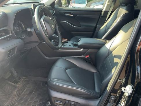 Used 2023 Toyota Highlander XLE AWD/4WD image 5