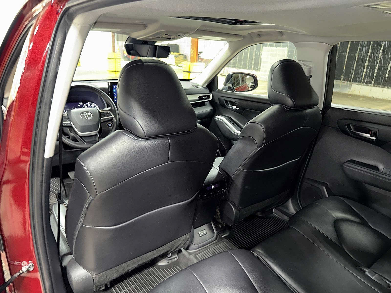 Used 2024 Toyota Highlander XLE AWD/4WD image 29