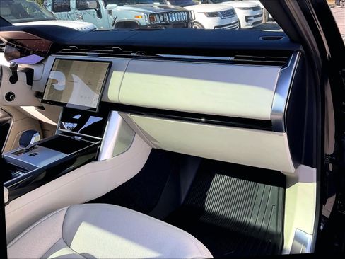 Used 2025 Land Rover Range Rover Long Wheelbase SE image 18