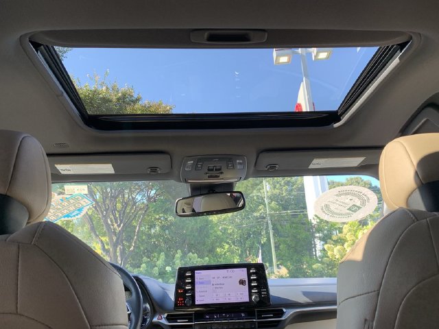 Certified 2024 Toyota Sienna XLE FWD image 32