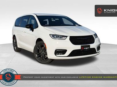 New 2026 Chrysler Pacifica Select