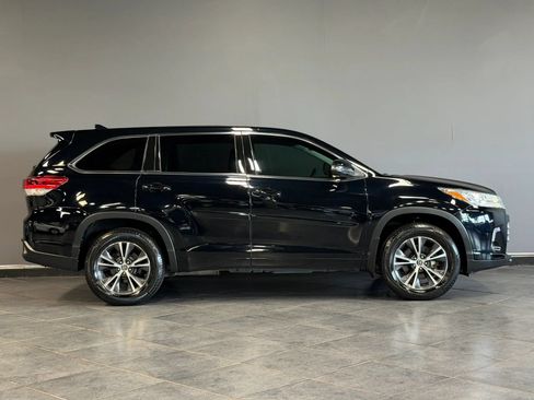 Used 2018 Toyota Highlander Plus AWD/4WD image 4