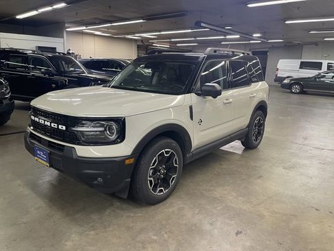 Certified 2025 Ford Bronco Sport Outer Banks w/ Outer Banks Tech Package+ AWD/4WD image 3