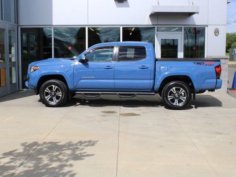 Used 2019 Toyota Tacoma TRD Sport AWD/4WD image 5