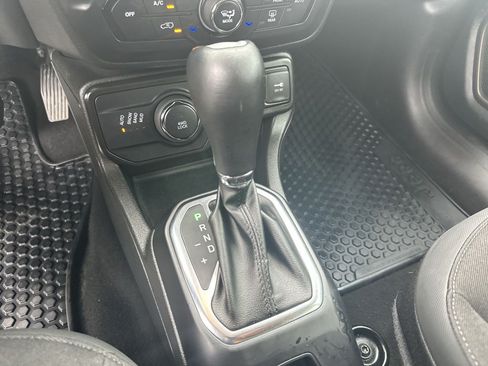 Used 2023 Jeep Renegade Latitude AWD/4WD image 27