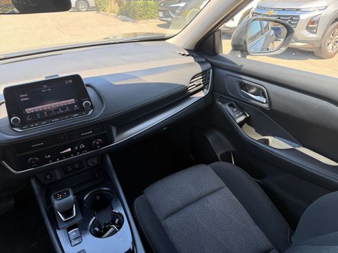 Used 2025 Nissan Rogue SV FWD image 37