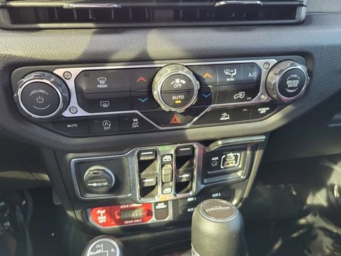 Used 2024 Jeep Gladiator Sport image 36