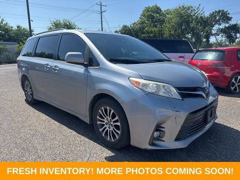 Used 2018 Toyota Sienna XLE w/ XLE Navigation Package FWD image 1