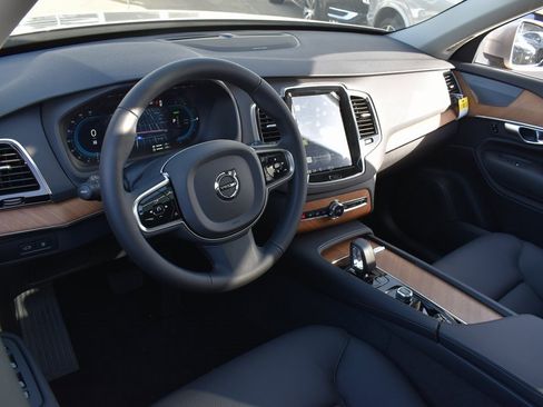 New 2025 Volvo XC90 T8 Plus w/ Protection Package Premier image 18