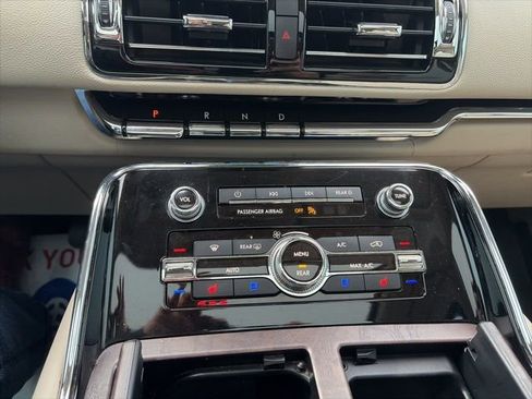 Used 2019 Lincoln Navigator Reserve image 24