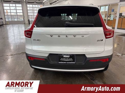 Used 2023 Volvo XC40 B5 Core w/ Convenience Package image 5