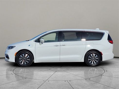 Certified 2022 Chrysler Pacifica Touring-L image 9