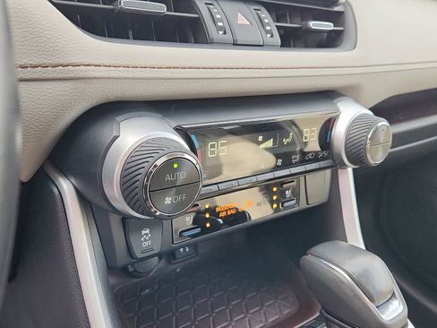 Used 2019 Toyota RAV4 Limited image 18