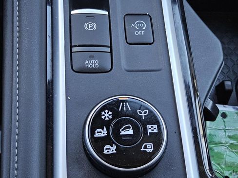 Used 2024 Nissan Pathfinder SV image 13