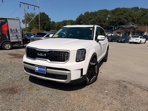 Used 2024 Kia Telluride EX w/ EX Captain's Chair Package AWD/4WD image 2