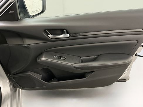 Used 2025 Nissan Altima 2.5 SV image 32