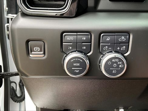 Used 2025 GMC Sierra 2500 AT4 w/ AT4 Premium Plus Package AWD/4WD image 34