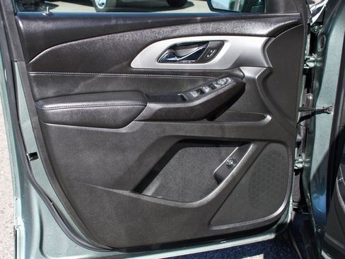 Used 2022 Chevrolet Traverse LT image 16