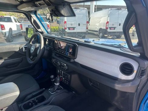 Used 2024 Jeep Wrangler Unlimited AWD/4WD image 17