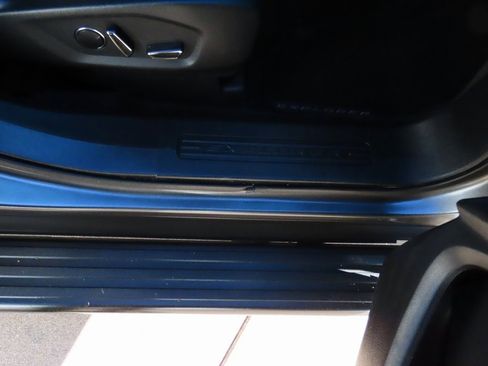 Used 2018 Ford Explorer XLT w/ Equipment Group 202A image 10